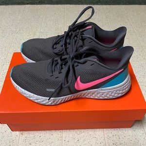 Womens Nike Revolution 5